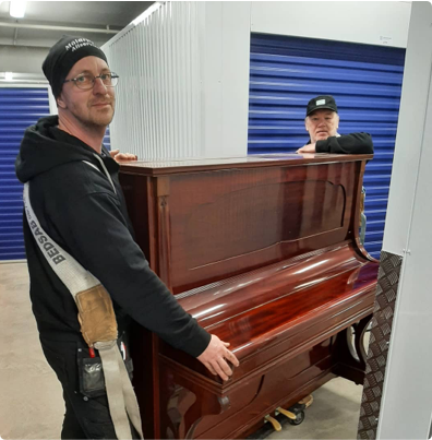 Anställda lyfter stort piano